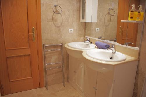 Baño con 2 lavabos y espejo en Miramar Ski a pie de pista - Apartamento Deluxe, 4 habitaciones, en Sierra Nevada