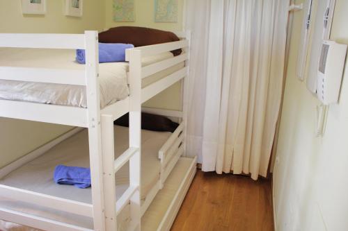 シエラネバダにあるMiramar Ski a pie de pista - Apartamento Deluxe, 4 habitacionesの二段ベッド2組が備わる客室です。