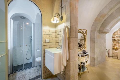 Ett badrum på Western Wall Luxury House - Avraham