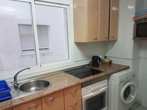 Kuchyň nebo kuchyňský kout v ubytování Apartamento Aguamarina 4B Primera Línea de Playa