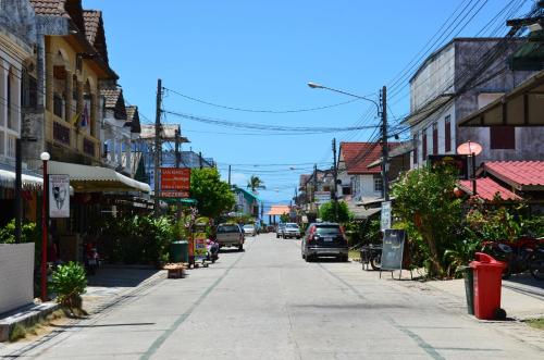 a city street with cars driving down a street at Baan Banyan Villa, wood house short walk to Mae Nam beach in Mae Nam