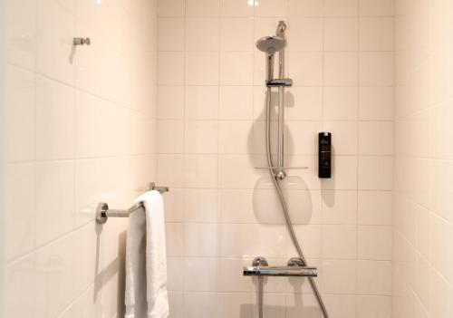 a bathroom with a shower with two white towels at SWEETS - Zeilstraatbrug in Amsterdam