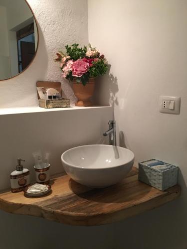 a bathroom with a bowl sink and a mirror at Casa al Riccio in Capolona