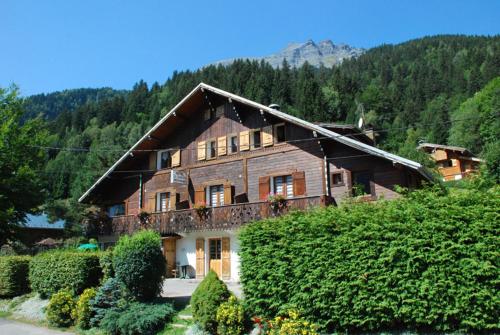 uma casa grande no meio de uma montanha em La Gelinotte em Les Contamines-Montjoie