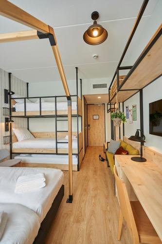 Cama o camas de una habitación en GuestHouse Hotel Kaatsheuvel-Waalwijk