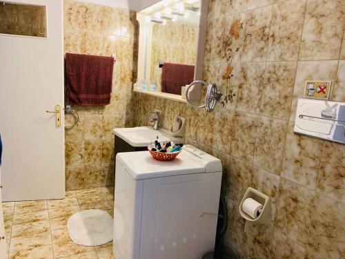 Bilik mandi di Apartment in Markopoulo center