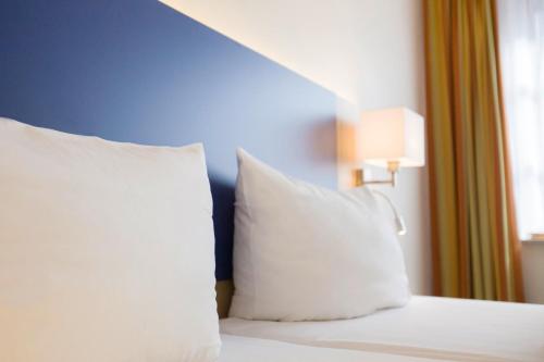 Nordsee-Hotel Hinrichsenにあるベッド