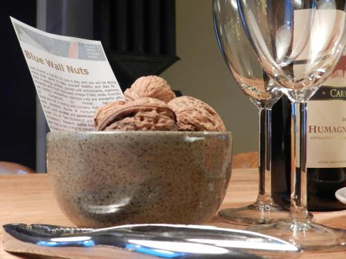 a bowl of ice cream on a table with wine glasses at Blue Wall BnB in Gebenstorf