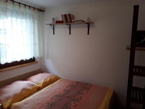 Giường trong phòng chung tại Chalupa na Hrbku