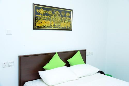 Een bed of bedden in een kamer bij Airport Blessings Villa