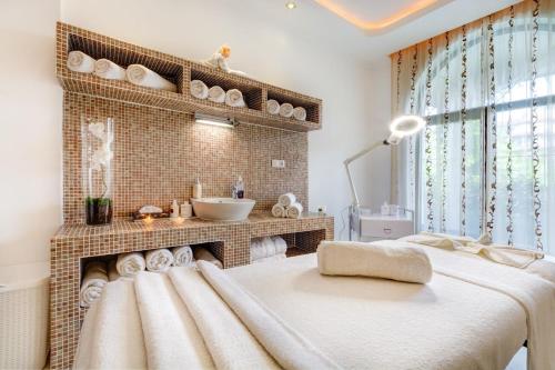 Un pat sau paturi într-o cameră la Esteban VIP Residence Club