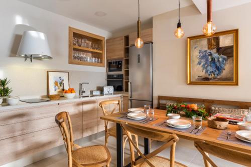 een keuken met een houten tafel met stoelen en een aanrecht bij Genteel Home Carmen San Ignacio in Granada