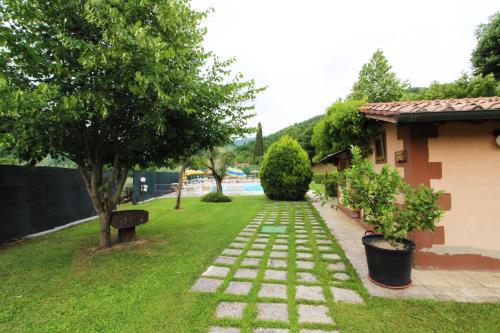 a garden with a stone walkway next to a house at Casale Aiola in Poggioni