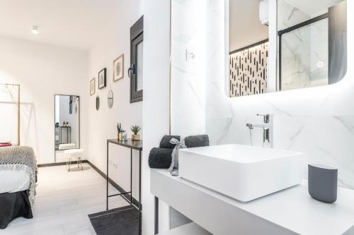 En eller flere senge i et værelse på Waou MALASAÑA es MIA - Corta Duración