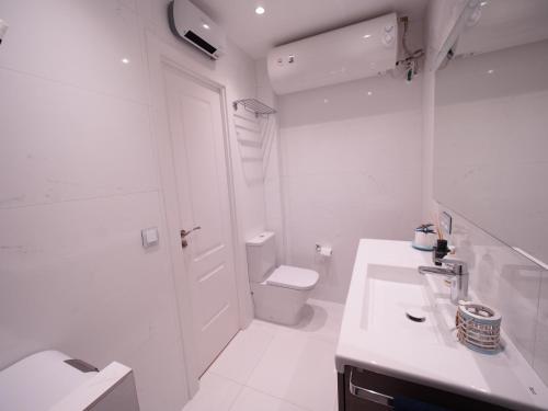 パラモスにあるSeafront Apartment in Palamósの白いバスルーム(トイレ、シンク付)