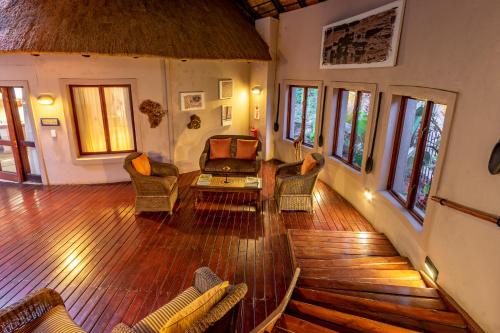 a living room with a couch and a table at Blue Jay Lodge in Hazyview