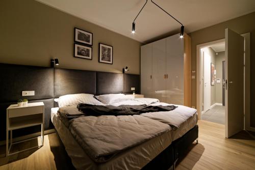 sypialnia z dużym łóżkiem i łazienką w obiekcie Martikal Apartment - PKP w Poznaniu