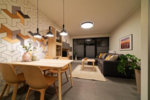 jadalnia i salon ze stołem i kanapą w obiekcie Martikal Apartment - PKP w Poznaniu