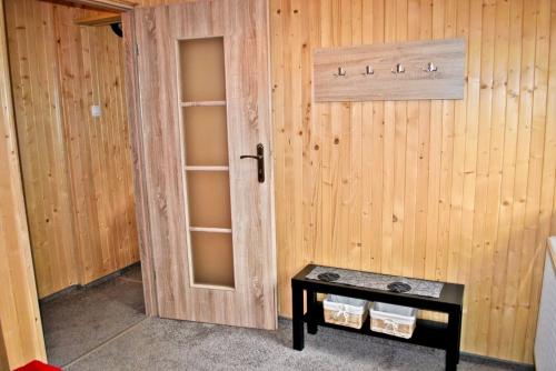ジュディアルにあるApartmán Javorinaの木造の部屋(ドア、テーブル付)