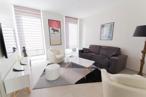 un salon avec un canapé et une table dans l'établissement Alceste Apartment - Cannes Banane, à Cannes