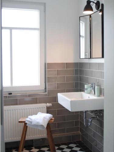 a bathroom with a sink and a mirror at Backsteinhaus Hanau in Hanau am Main