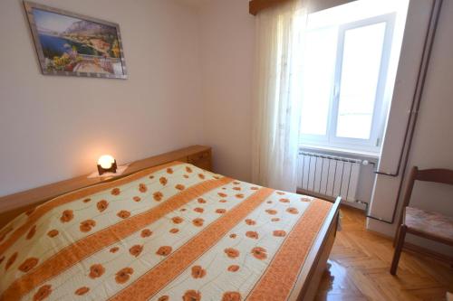 a bed in a room with a window and a bed sidx sidx sidx at Guest House Keti in Malinska