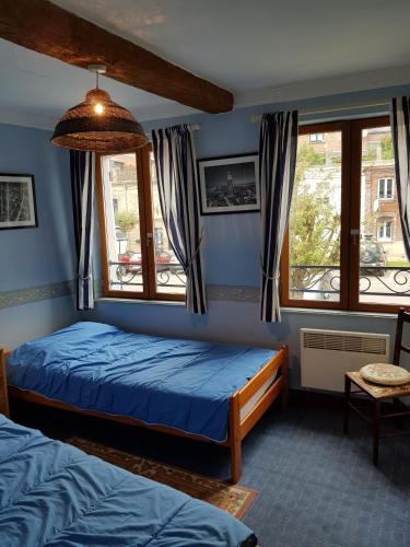 une chambre avec deux lits et une fenêtre dans l'établissement La Valerienne, à Saint-Valery-sur-Somme