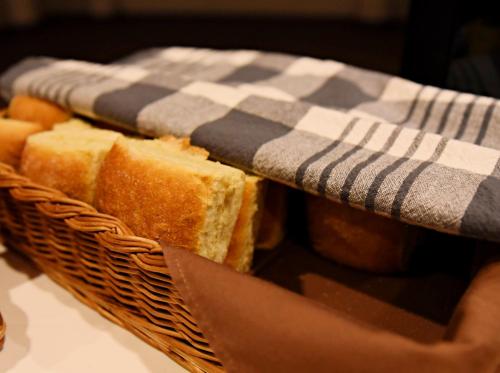 a basket of bread on a table with a checkered at Hotel Ylläsrinne in Ylläsjärvi