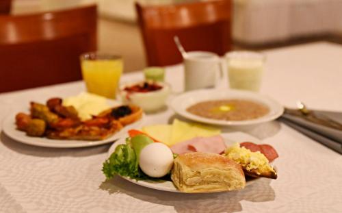 a table with two plates of food on a table at Hotel Ylläsrinne in Ylläsjärvi