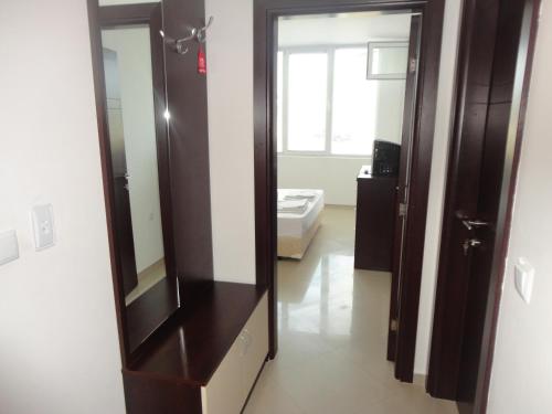uma casa de banho com um espelho e um WC num quarto em Stefani Apartments em Primorsko