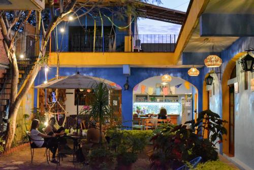 Un restaurante o lugar para comer en Azul Cielo Hostel