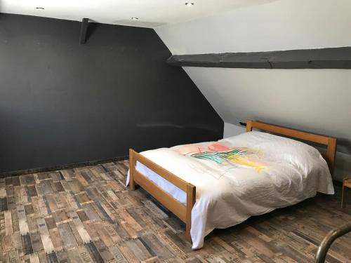 ein Schlafzimmer mit einem Bett und einer schwarzen Wand in der Unterkunft Appartement Wimereux in Wimereux