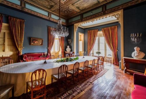 a large dining room with a large table and chairs at Hotel Casa Real - Viña Santa Rita in Santiago