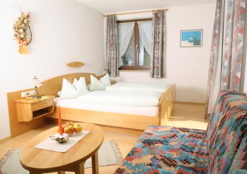 Postel nebo postele na pokoji v ubytování Gästehaus Ortner