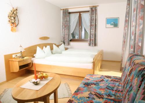 LiesingにあるGästehaus Ortnerのベッドとテーブルが備わるホテルルームです。