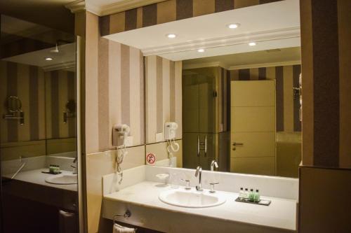 Bathroom sa Platinum Hotel Casino