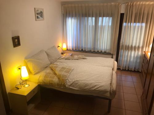 1 dormitorio con 1 cama con 2 lámparas en Casa Cortese en Gallio