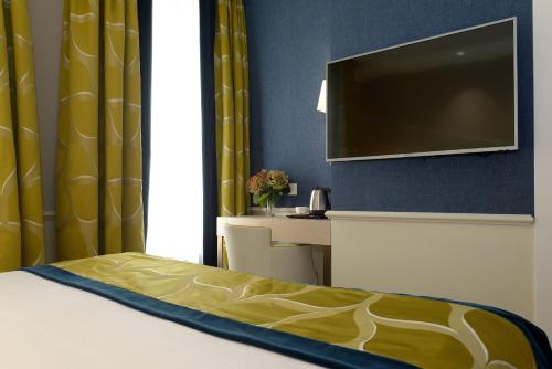 a bedroom with a bed and a tv on a wall at Hotel Canon d'Oro in Conegliano