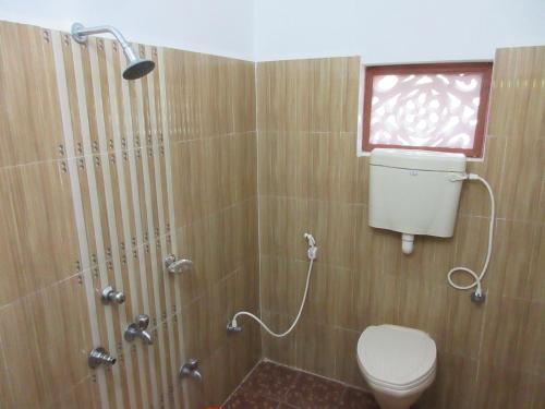 Bathroom sa Hotel Anjali Lodge Malvan