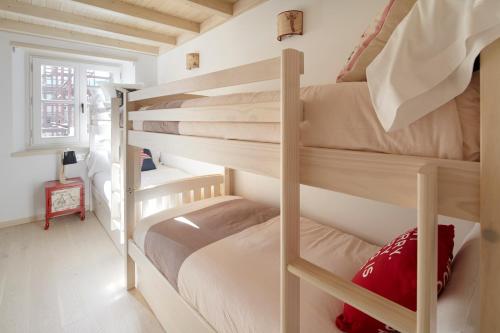 מיטה או מיטות קומותיים בחדר ב-Val de Ruda Luxe 33 by FeelFree Rentals