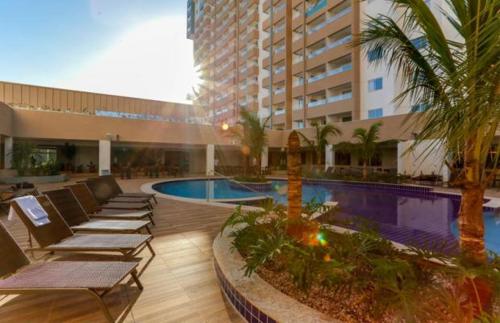 Apto Resort Olimpia في أوليمبيا: فندق فيه كراسي صالة ومسبح