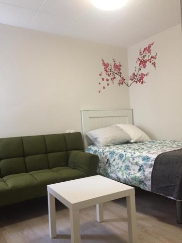 ein Wohnzimmer mit einem Sofa und einem Bett in der Unterkunft Casa del Columpio en PLENO centro de Lugo in Lugo