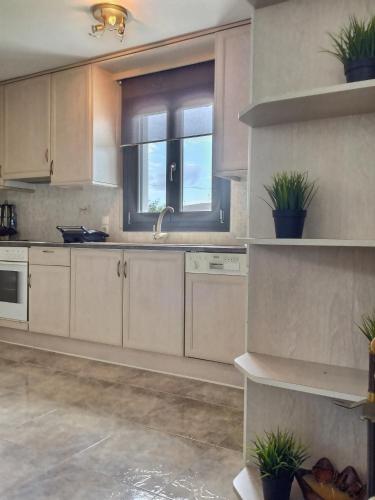Una cocina o cocineta en Villa Calm House