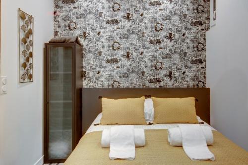 une chambre avec un lit avec deux serviettes dessus dans l'établissement LE COCOON 29 by Cocoonr, à Bordeaux