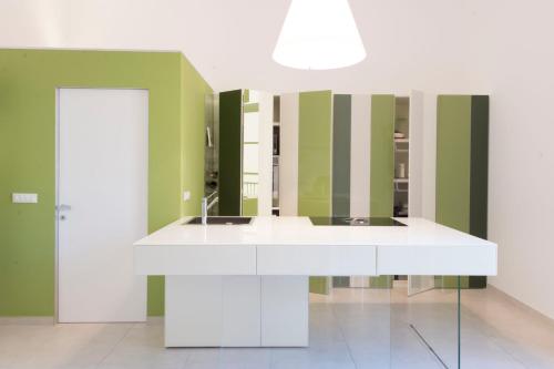 パレルモにあるGattopardo Apartments By LAGO Designのバスルーム(白い洗面台、鏡付)