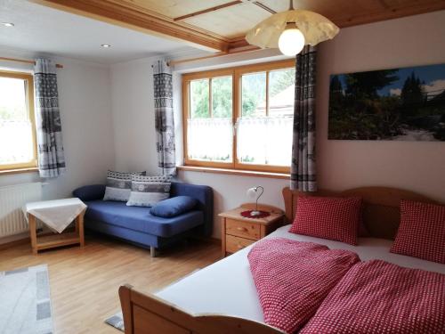 - un salon avec un lit et un canapé dans l'établissement Apart Lorenz, à Häselgehr