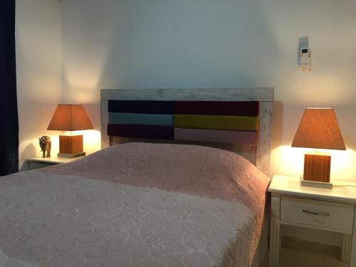 een slaapkamer met een bed en twee lampen op tafels bij Royal Residence Kyrenia in Kyrenia