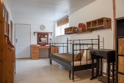 ein Schlafzimmer mit einem Bett und einem Schreibtisch in einem Zimmer in der Unterkunft Apartmán Železnice in Železnice