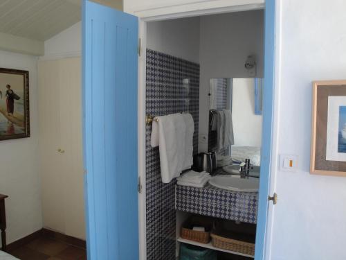A bathroom at Le Buzet Bleu Bed & Breakfast
