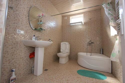 y baño con lavabo, aseo y espejo. en Rustaveli 106, en Kutaisi